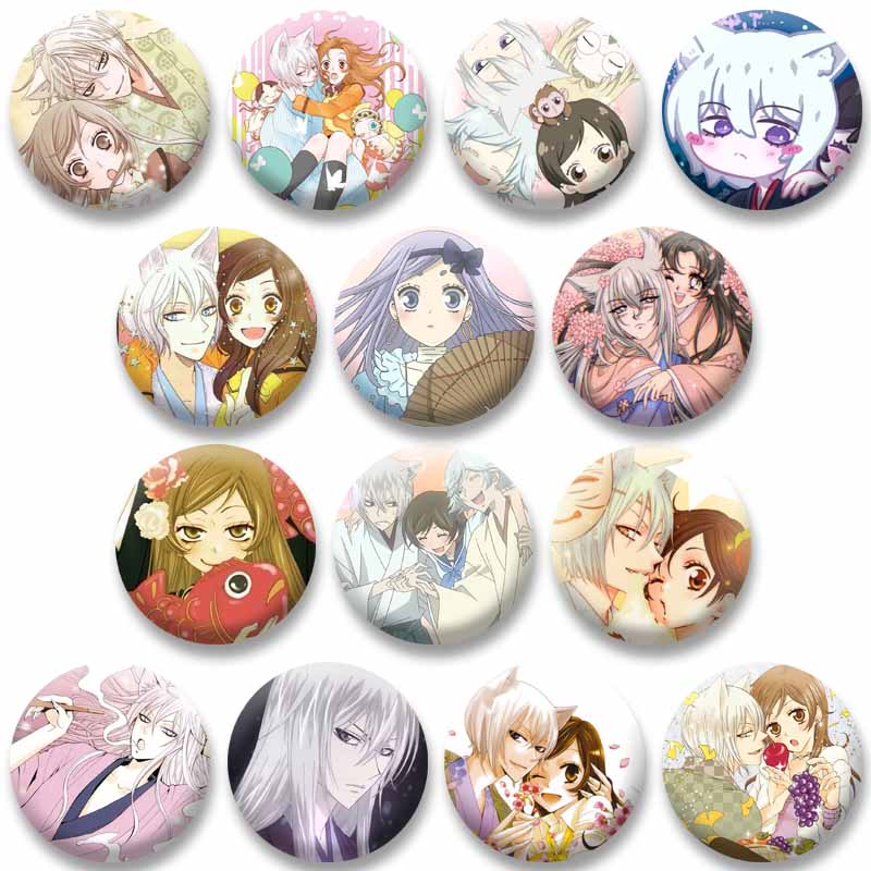Embroidery Kiss - アニメ神様キスボタンピンかわいい漫画巴七海コインブローチ DIY バックパック衣類装飾バッジジュエリーアクセサリーギフト