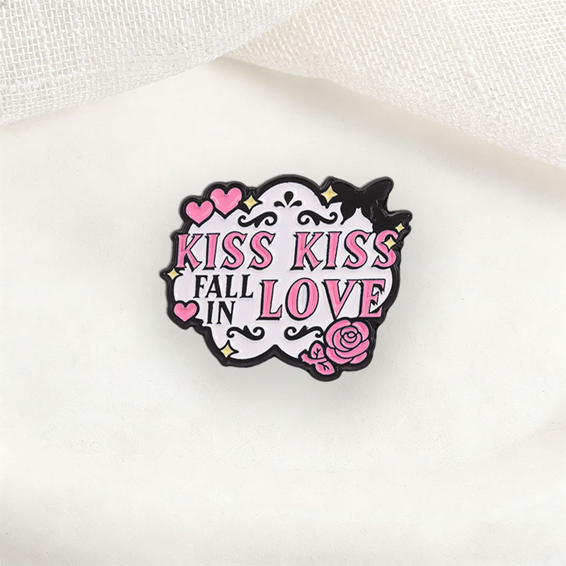 Embroidery Kiss - キス キス フォールインラブバッジ ピンクハートローズ エナメルピン ファッションラペルメタルブローチ