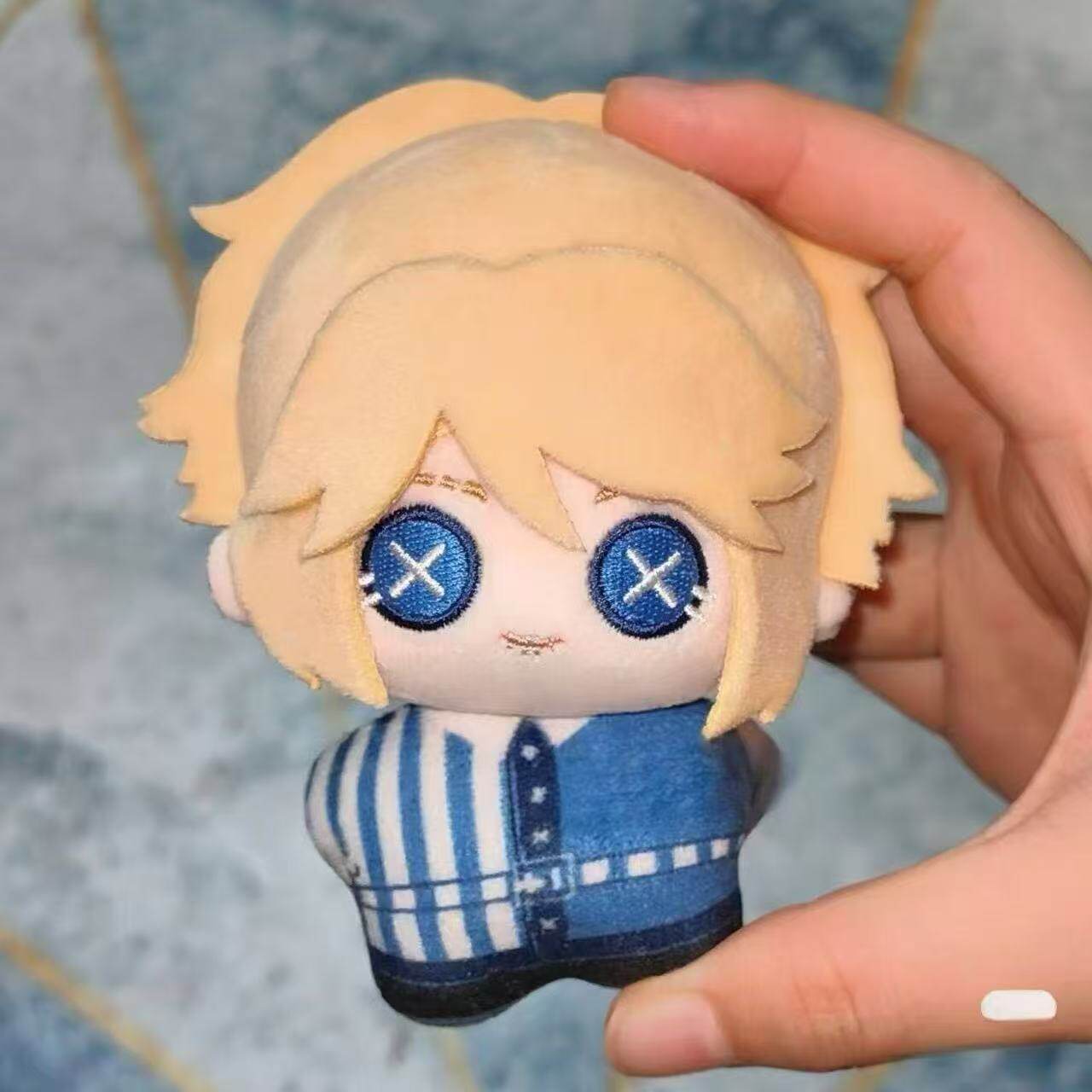 Embroidery Gift - アニメアイデンティティ V コスプレビクターグラントポストマン刺繍コスプレ綿ぬいぐるみペンダントクリスマスギフト