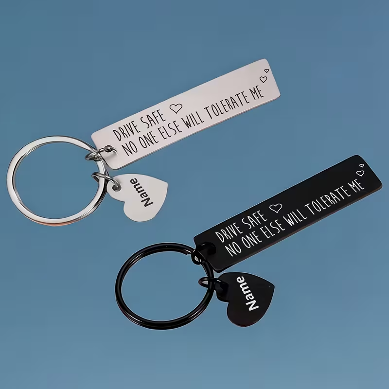 Embroidery Alphabet - カスタマイズされたレーザー彫刻名入りレターペンダントキーチェーンステンレス鋼製パーソナライズバレンタインデーキーリングジュエリーギフト