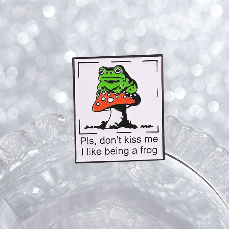 カエルキノコバッジ　キスしないでください　カエルであるのが好 - Embroidery Kiss のレビューと価格