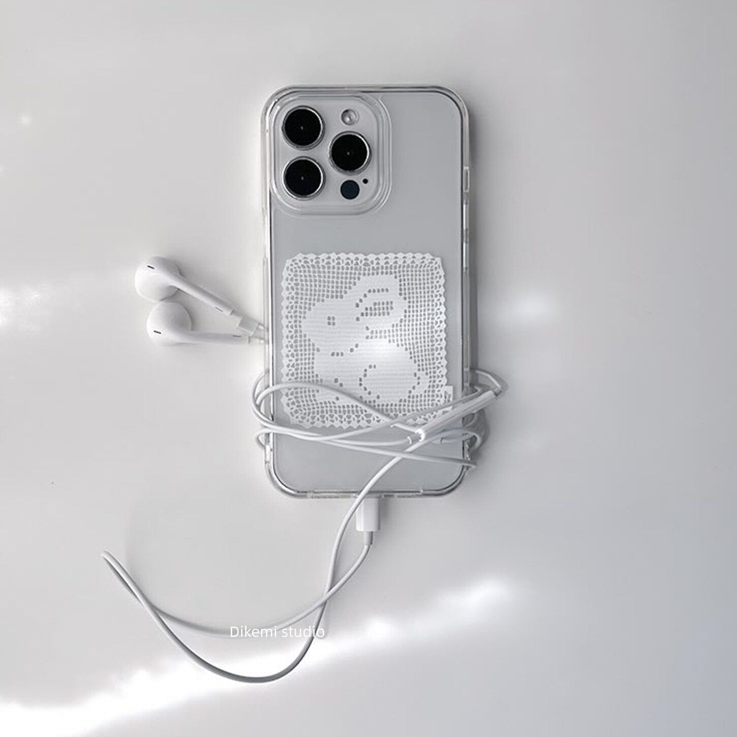 韓国風白いレース柄のウサギのスマホケース iPhone 17 - Embroidery White のレビューと価格