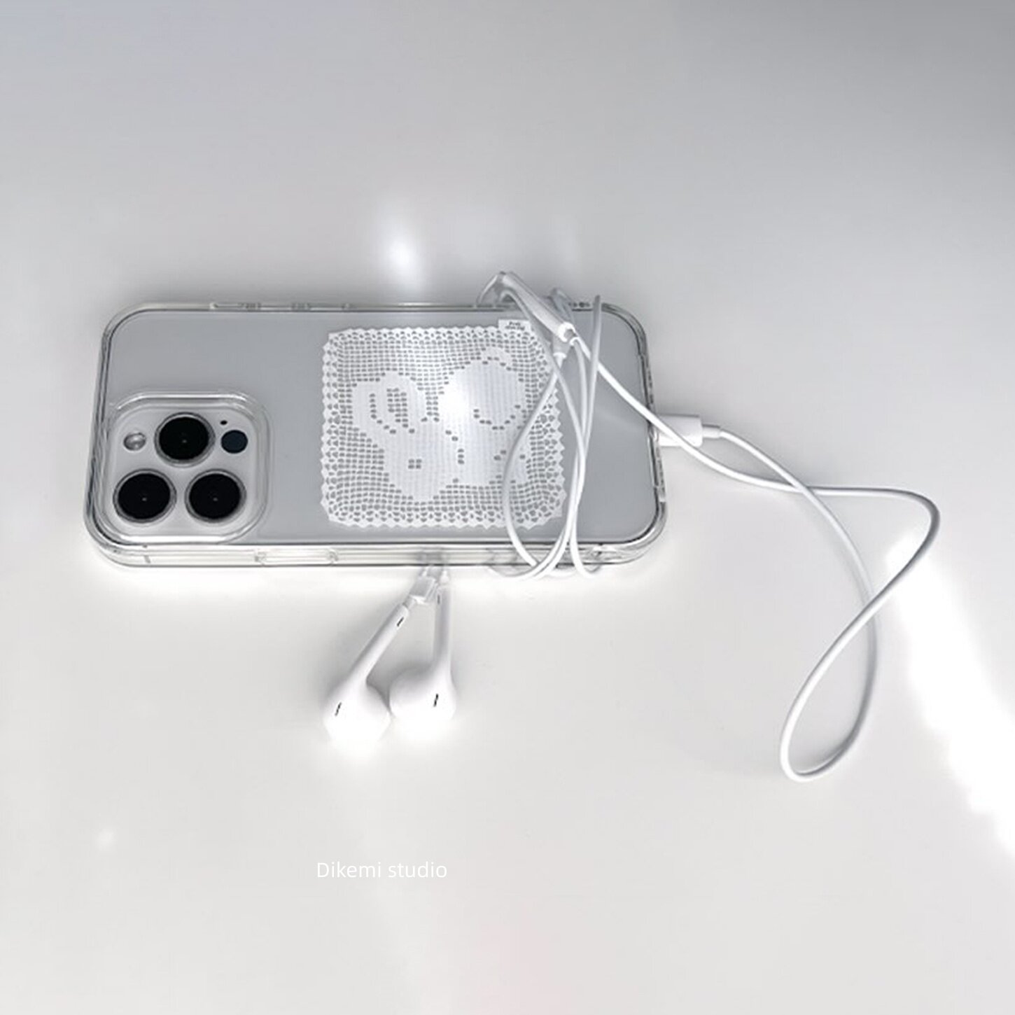 韓国風白いレース柄のウサギのスマホケース iPhone 17 - Embroidery White のレビューと価格