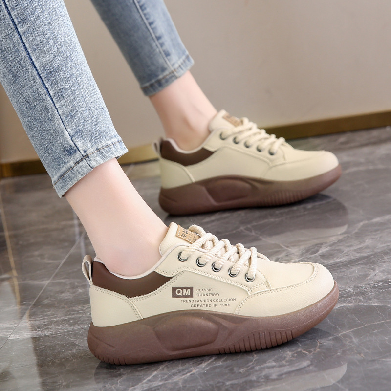 女子用ホワイトシューズ 学生用厚底身長アップ アウトドアウェ - Embroidery White のレビューと価格